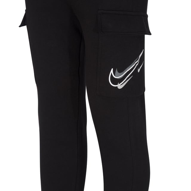 Crew Neck Top, Sportswear Multi Swoosh Graphic.
Ribbed Neckline, hem and Cuffs.
Elasticated Waist
Concealed draw cord Cuffed Joggers.
2 Side Pockets, 2 Cargo Flat Pockets Secured with Pressed Buttons.
Soft and Comfortable Feel Fabric.