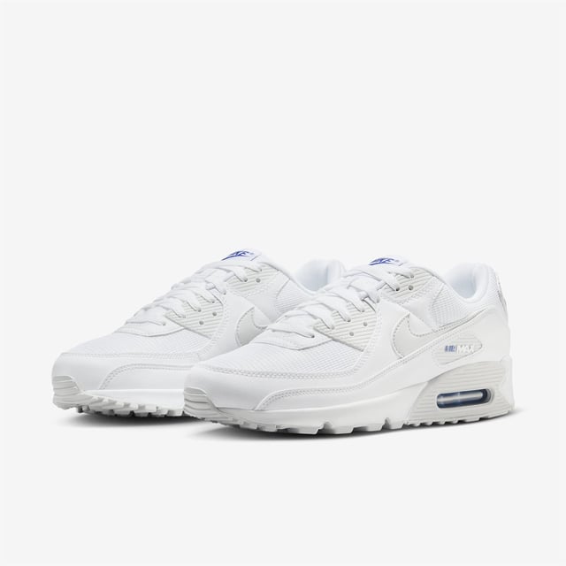 Nike Air Max 90 Heren in Wit/Photon Dust/Game Royal COMFORT, ERFGOED.NIETS BETERS. Niets zo vlieg, niets zo comfortabel, niets zo bewezen.De Nike Air Max 90 blijft trouw aan zijn OG running roots met de iconische Waffle zool, gestikte overlays en klassieke TPU details.Klassieke kleuren vieren je frisse look terwijl Max Air demping comfort toevoegt aan de reis.Prestatiecomfort De Max Air unit in de hiel is oorspronkelijk ontworpen voor prestatiegericht hardlopen en zorgt voor ongelooflijke demping. Veelzijdige stijl Het low-top ontwerp wordt gecombineerd met een gewatteerde kraag voor een gestroomlijnde look die zacht en comfortabel aanvoelt. Retro Vibes De gestikte overlays en TPU accenten zorgen voor duurzaamheid, comfort en de iconische jaren 90 look waar je van houdt. Product Details Bovenwerk van textiel met leren en synthetische overlays Schuim tussenzool Rubberen wafelzool voor extra tractie en duurzaamheid Afgebeelde kleur: White/Photon Dust/Game Royal Style: FZ7186-100 De oorsprong van Nike Air Max De revolutionaire Air-technologie werd in 1978 voor het eerst toegepast in Nike schoenen.In 1987 debuteerde de Air Max 1 met zichtbare Air-technologie in de hiel, waardoor fans meer konden zien dan alleen het gevoel van Air-demping.Sindsdien zijn de volgende generatie Air Max schoenen een hit geworden onder atleten en verzamelaars met opvallende kleurencombinaties en betrouwbare, lichtgewicht demping.