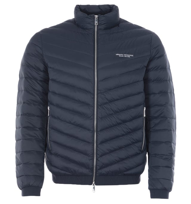 Elegante Daunenjacke mit aufgedruckten Armani Exchange Logo. Gefüttert mit Rollkragen.