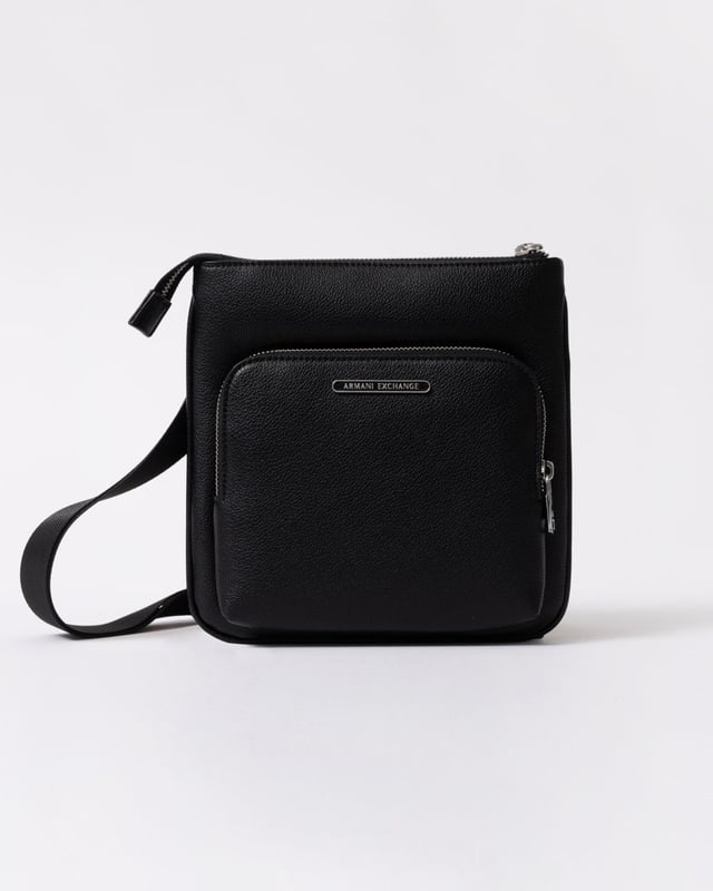 Shoulder bag made of durable eco-leather with zip closure, external zip pocket and metal logo detail. Adjustable and removable shoulder strap.

Shoulder bag
Zip closure
External zip pocket
Embossed logo
Adjustable and removable shoulder strap
Dimensions: 22 x 3 x 21 cm

Fabric: 100% polyester; outside coating: 100% polyurethane; lining: 100% polyester