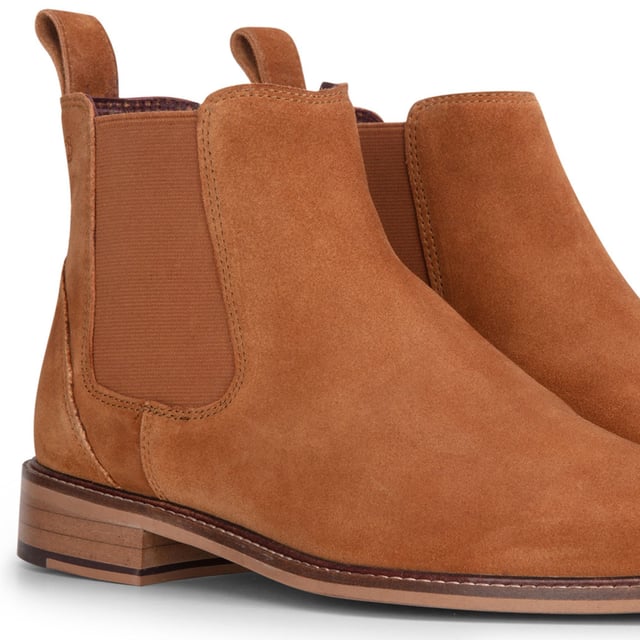 Mejora tu colección de calzado con los botines Chelsea sin cordones de ante en color tostado para hombre de London Brogues. Fabricadas con ante de primera calidad, estas botas ofrecen un aspecto y una sensación lujosos, perfectos para realzar atuendos tanto casuales como formales. El cómodo diseño sin cordones presenta paneles laterales elásticos para un ajuste ceñido y fácil de usar. Con una suela de cuero duradera que proporciona un agarre superior, estas botas son adecuadas para diversas superficies y condiciones climáticas. Disfruta de comodidad durante todo el día con la plantilla acolchada, lo que las hace ideales para largas horas de pie. Ante de primera calidad para una apariencia sofisticada Comodidad sin cordones con paneles laterales elásticos Suela duradera con agarre superior para tracción Plantilla acolchada para mayor comodidad ideal para uso prolongado