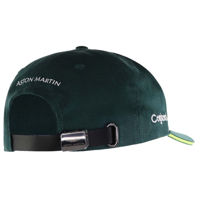 Es gibt nur wenige Automobilmarken, die so ikonisch und zeitlos sind wie Aston Martin. Zeigen Sie Ihre Unterstützung für ihre denkwürdige Rückkehr in die Formel 1 im 21. Jahrhundert mit der offiziellen Teamwear-Kollektion. Diese klassische Mütze mit gebogenem Schirm verfügt über einen verstellbaren, perforierten Riemen, damit Sie die perfekte Passform finden. Ein Union-Jack-Tag sorgt für einen Hauch britischen Stils. Der Teamname wiederholt sich am Rand des Schirms, der eine strukturierte Unterseite hat, und gedruckte Teamdetails sind an der Vorder-, Seiten- und Rückseite der Krone zu finden, einschließlich eines ‘V5’-Designs auf dem Schirm.
