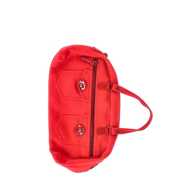 VINTAGE, NP WIE NEU  
Fügen Sie Ihrer Accessoire-Kollektion mit der Miu Miu Bowler-Handtasche mit Fronttaschen aus roter Wolle einen Hauch von Farbe und Eleganz hinzu. Diese auffällige Handtasche vereint Praktikabilität mit hochwertigem Design und bietet eine strukturierte Bowlerform, die perfekt für den Alltag und besondere Anlässe geeignet ist. Hergestellt aus luxuriöser Wolle, wird der kräftige rote Farbton zum Blickfang, während die Fronttaschen sowohl Stil als auch Funktionalität bieten – sie ermöglichen einen schnellen Zugriff auf Ihre Essentials und wahren gleichzeitig die elegante Silhouette der Tasche. Die raffinierten oberen Griffe und der abnehmbare Schulterriemen bieten vielseitige Trageoptionen, was sie ebenso komfortabel wie schick macht. Egal, ob Sie zu einem Mittagstermin oder einem Abend ausgehen, diese Miu Miu Tasche verleiht jedem Outfit eine Portion Raffinesse.  

Miu Miu Bowler-Handtasche mit Fronttaschen aus roter Wolle  

Zustand: Sehr gut  
Gebrauchsspuren: Kein Verkaufsetikett, leichte Gebrauchsspuren.  
Verpackung: Keine  
Farbe: Rot  
Material: Wolle  
Größe: One Size  
Maße: Breite: 160; Höhe: 220; Länge: 400; Griffhöhe: 130; Riemenlänge: 0  
SKU: NAPPUGBBA407646W