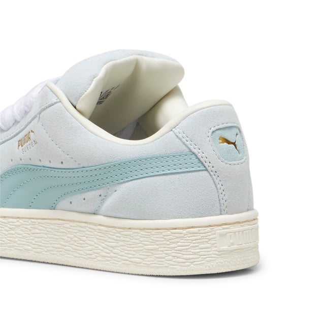 PRODUKTBESCHREIBUNG: Diese frische Interpretation des klassischen Suede schöpft Inspiration aus PUMAs Erbe im Breakdance und dessen Einfluss auf die moderne Streetwear. Der Suede XL bewahrt das ikonische DNA des Suede, verleiht ihm jedoch mit einem übertrieben gepolsterten Kragen und Zunge sowie einer robusteren Sohle eine besondere Note. Diese Ausführung verfügt über ein Obermaterial aus vollständig suede, ergänzt mit einem Leder-Formstreifen. MERKMALE & VORTEILE: PUMAs Lederprodukte unterstützen verantwortungsvolle Herstellung über die Leather Working Group. www.leatherworkinggroup.com DETAILS: Obermaterial aus Suede; Leder-Formstreifen; Zunge aus Suede mit Mesh-Bindung; Prägedruck und Folien-Print mit PUMA-Branding im seitlichen Bereich; Mesh-Futter; Mesh-Einlegesohle; Gummi-Mittelsohle; Gummi-Laufsohle; Futter: Textil, Andere; Laufsohle: Gummi; Obermaterial: Leder; Einlegesohle: Textil