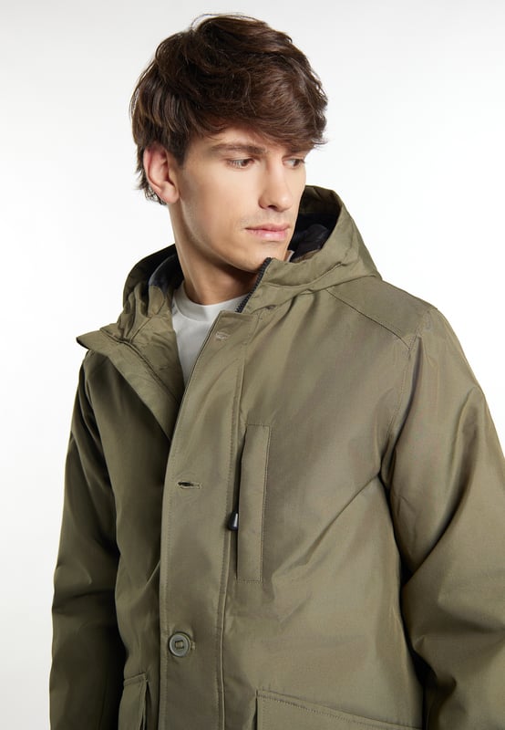 In klassieke stijl is deze winterjas van Mo jouw 24/7 outdoor-metgezel. Het robuuste, licht glanzende materiaal is gecoat en waterafstotend en de lichte vulling zorgt voor een warme isolatie. De grote capuchon biedt bescherming, net als de ritssluiting verborgen onder de knoopsluiting. Een praktische borstzak en de interne geribde manchetten aan de mouwen maken het model compleet.  Parka