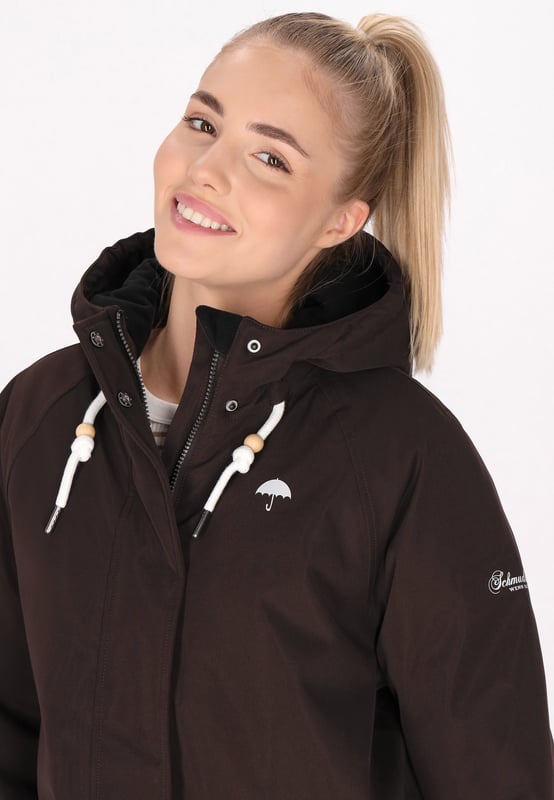 Entdecken Sie den ultimativen Winterparka für Outdoor-Abenteuer. Diese wind- und wasserdichte Jacke mit bequemer Kapuze mit Kordelzug und Frontreißverschluss besteht aus wasserdichtem Material mit einer Wassersäule von 5000 mm. Dank funktioneller Pattentaschen und Stehkragen sorgt es für Wärme und Stil. Lange Ärmel und anliegende Bündchen machen es perfekt für jedes unvorhersehbare Wetter.  Winterparka