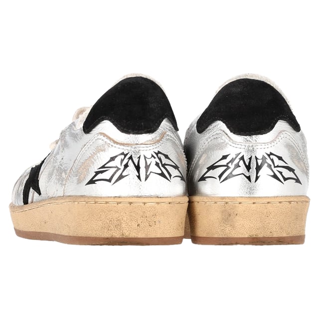 VINTAGE, RRP WIE NEU  
Erhebe deinen Street Style mit den Golden Goose Ball Star Special Edition Sneakers aus silberner Leder.  
Entfessle deinen inneren Trendsetter mit den Golden Goose Ball Star Special Edition Sneakers aus atemberaubendem silbernen Leder. Ein Statement-Stück für deine Garderobe, diese Sneakers kombinieren hochwertige Handwerkskunst mit einem futuristischen Touch. Der metallische Glanz verleiht einen auffälligen Charme, während die abgenutzten Details dem charakteristischen, getragenen Look von Golden Goose treu bleiben und mühelosen Coolness verleihen. Entwickelt für die moderne Fashionista, vereinen diese Schuhe Luxus und Komfort nahtlos und bieten gepolsterte Sohlen für den ganzen Tag.  
  
Golden Goose Ball Star Special Edition Sneakers aus silbernem Leder  
Zustand: Sehr gut  
Abnutzungserscheinungen: Enthalten Box., Keine Markierung an der Innensohle., Leicht gebraucht. Sehr leichte Markierung an den Sohlen.  
Verpackung: Box  
Farbe: Silber  
Material: Außen: Schafsleder 76%, Polyester 19%, Leder 5%  
Futter: Baumwolle 49%, Leder 31%, Polyester 16%, Polyurethan 4%  
Größe: EU37/IT37/US7/UK4  
Maße: Absatzhöhe: 30; Innensohlenlänge: 280  
SKU: NAPPUGBSH429084W