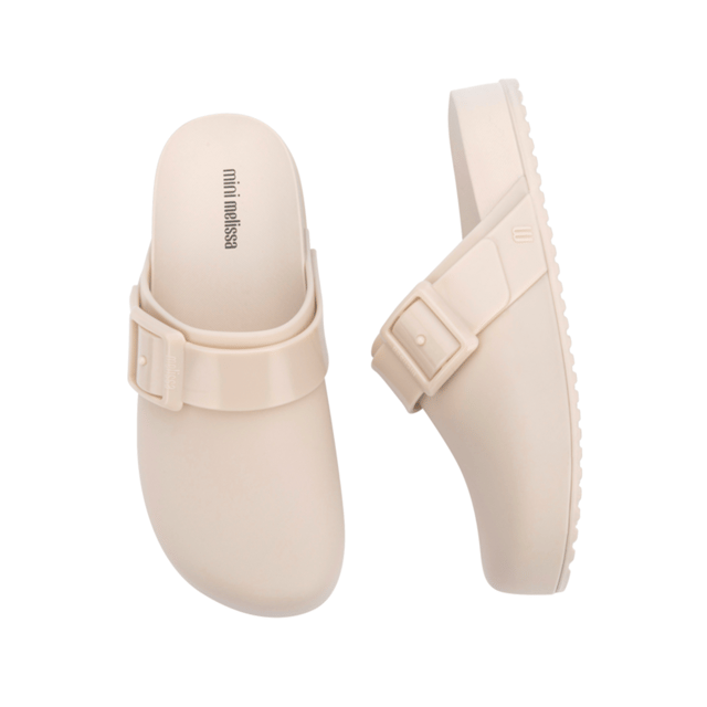 Melissa's family of comfortable and anatomical products continues to grow and of course, the minis' little feet couldn't be left out. The Mini Melissa Cozy Clog, in addition to being one of the biggest trends, also has a DNA that offers a lot of comfort for your mini's moments of extraordinary adventures.