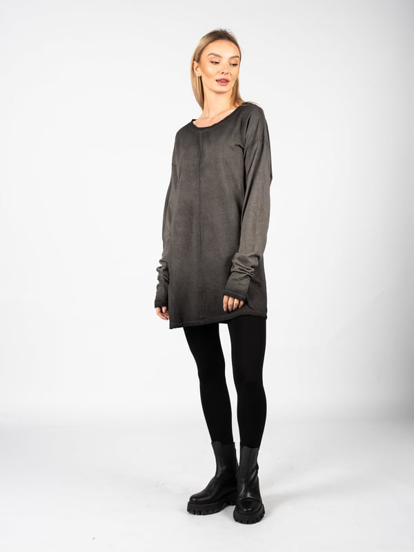 Lockerer Schnitt
Unisex
Mit rundem Ausschnitt
Mit Zierstichen
Material wurde gewaschen und gefärbt (dyed)
Aus hochwertigem Stoff gefertigt
Hergestellt in Italien