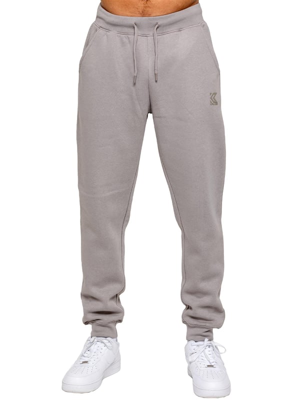 <div>Experimenta el máximo confort y estilo con los Joggers para Hombre de Ajuste Regular de Kruze, diseñados para mantenerte cómodo y con un aspecto impecable. Fabricados con forro polar cepillado en el interior, estos joggers ofrecen una suavidad y calidez excepcionales, lo que los convierte en una opción ideal para relajarte o salidas informales. Con una cintura acanalada y cordones ajustables, brindan un ajuste seguro y personalizado, mientras que los puños acanalados añaden un toque moderno y ajustado que se acomoda perfectamente sobre tus zapatillas. Los joggers incluyen dos prácticos bolsillos laterales, ideales para guardar tus esenciales, y un logotipo de Kruze estampado en goma en la pierna izquierda que aporta un toque de estilo característico.</div><div><br></div>