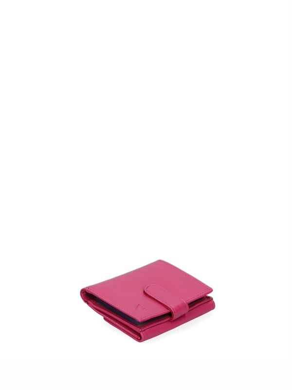 Cartera de hombre. El cierre es con botón de presión. Los bolsillos internos son tarjeteros y porta billetes. Los bolsillos exteriores son uno trasero con clip. Falta la correa para el hombro. Falta el mango. Hay un compartimento interno. El material exterior es 100% Piel Auténtica. Internamente está forrado en piel auténtica. Medidas: 8x10x2 cm. Producto de moda