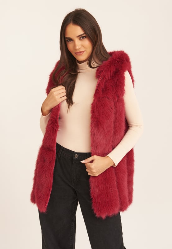 Agregue calidez adicional esta temporada con nuestro chaleco confeccionado con una suave piel sintética y también diseñado con un escote con capucha, este diseño de chaleco sin mangas nunca pasará de moda. Puedes lucir glamurosa sobre tejidos finos en los días fríos para obtener una capa extra de calidez y estilo.