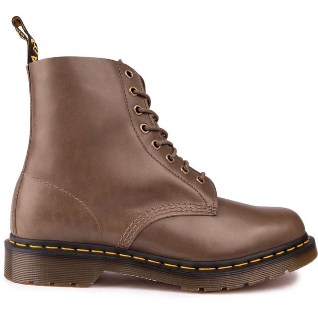 Botas con cordones Dr. Martens 1460 para hombre, con parte superior de piel, con sistema de cordones de 8 ojales y suela AirWair con cerco del buen año y pisada resistente. Estos botines de caña alta tienen el ADN original de Doc Martens, incluido el característico lazo en el talón AirWair, costuras amarillas y una calidad sin concesiones.