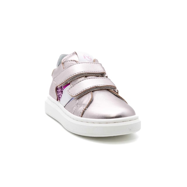 Spezifikationen: Sneakers aus Metallic-Leder mit glänzenden und glitzernden Einsätzen an der Seite. Obermaterial: Leder. Schnürung: Streifen. Sohlentyp: Leicht erhöht an der Ferse
