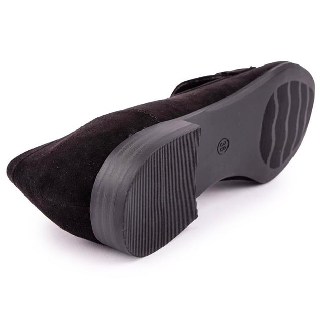 The Marco Tozzi Ankle Chelsea Boots Are Sleek And Minimal, The Synthetic Uppers Feature Elasticated Sides For Ease Of Entry Along With A Cute Pointed Toe And Narrow Sole. The Rubber Sole Completes This Great Pixie Boot Design.