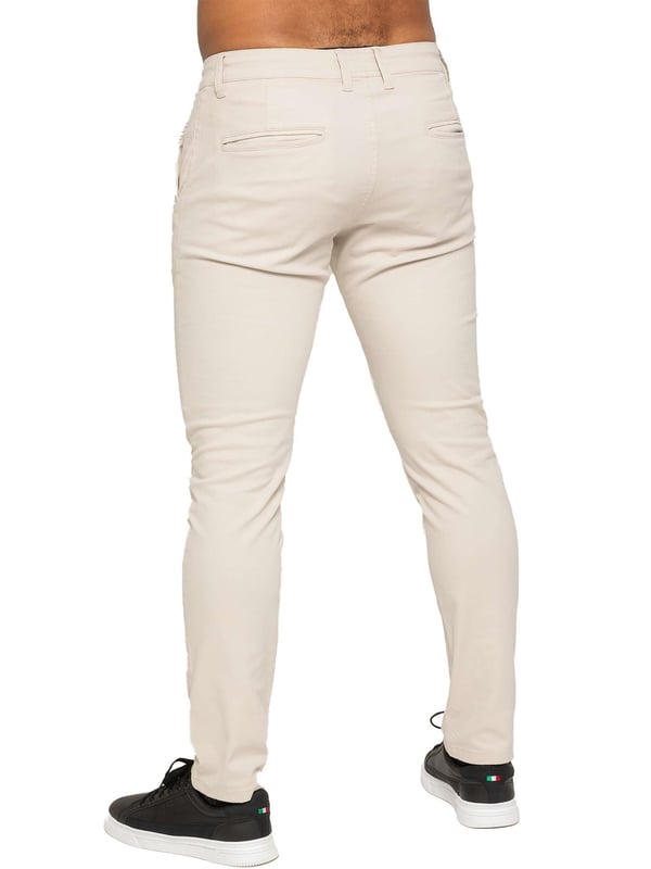 Gönnen Sie sich den ultimativen Komfort und Stil mit unserer ENZO Herren Designer Skinny Fit Chino Hose. Mit einer schlanken Reißverschlussöffnung, zwei Vordertaschen, zwei Gesäßtaschen und dem charakteristischen Markenlogo auf dem hinteren Bundpatch.