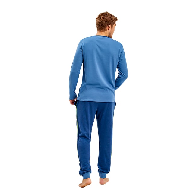 Pijama de  manga larga Munich.
Color Azul
Camiseta de manga larga y cuello redondo.
Diseño con gráficos de la marca.
Pantalón largo.
Cinturilla elástica.
Bajos rectos.
Costuras vistas a tono.

Composición:  60% Poliéster, 40% Algodón.

-Lavar a temperatura máx. 30º.
-No usar lejía.
-Planchar a temperatura máx. 110º.
-No admite lavado en seco.
-Permite utilizar secadora.