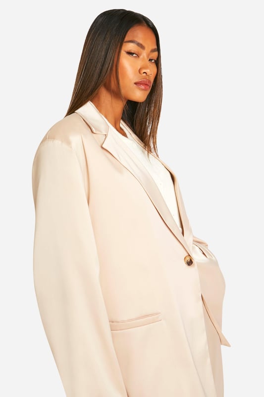 The trend for oversized blazers is going nowhere and this classic style will add a polished touch to any look, from jeans and t-shirt combos to more formal dresses. If you're feeling especially daring, try pairing it with leather pants or a mini skirt. This jacket is cut to resemble a suit jacket but a little more casual making it a great all-rounder to have in your jacket collection.Style: BlazerDesign: PlainFabric: SatinLength: LonglineNeckline: CollaredSleeve Length: Long Sleeve