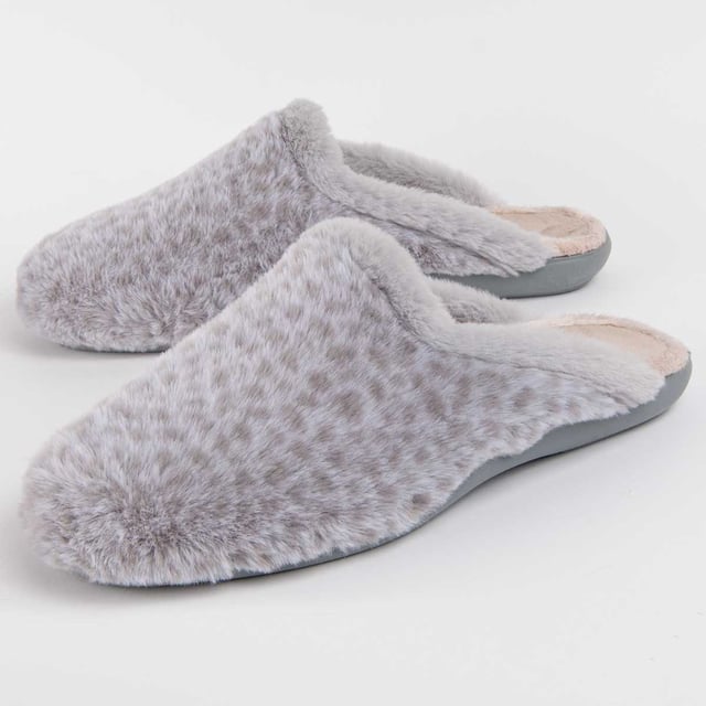 Hecho en España. Zapatilla de casa para mujer. Calce cómodo. Fabricada en materiales veganos. Fabricado por otras marcas para nuestra marca.