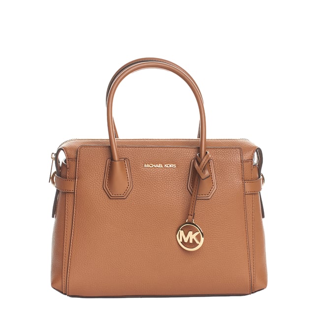 Elegante y funcional, el bolso tipo satchel de Michael Kors eleva cualquier look con su diseño limpio y versátil.

Con una estructura rígida y sofisticada, incluye asas superiores para llevarlo de la mano y una correa ajustable y removible de 52 cm a 61 cm, permitiendo también su uso como bolso de hombro.

Ofrece un amplio compartimento principal con cierre de cremallera, ideal para mantener tus pertenencias seguras, y un bolsillo interior con cremallera para una organización adicional.

En el exterior, cuenta con un bolsillo abierto en la parte delantera y trasera, perfecto para un acceso rápido a tus esenciales.

El herraje en tono dorado y un colgante con el logo de la marca añaden un toque de lujo y distinción, convirtiéndolo en una pieza ideal tanto para el uso diario como para ocasiones especiales.
Medidas: 30.5 x 24 x 13.4 cm
Composición: 75% Poliéster, 25% Poliuretano
Cuidado:
- Limpiar con un paño suave y húmedo.
- Guardar en un lugar fresco y seco.