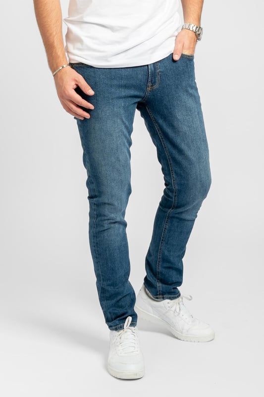 Schmale Jeans von TeeShoppen
Jeans von TeeShoppen, die schick, bequem und stilvoll sind. Jeans sind das ganze Jahr über perfekt und eine offensichtliche Wahl für jedes Outfit. Eine gute und bequeme Jeans kann jeden Look vervollständigen. Die Jeans sind hier in der Farbe Blau abgebildet. Sie brauchen ein Oberteil, das zu Jeans passt? Siehe hier.

Welche Größe haben die Jeans?
Jeans können in 31 verschiedenen Größen ausgewählt werden. Siehe und wählen Sie die Größe unter "Größe". Die Größen sind für Männer angepasst.

Über TeeShoppen
Preis und Qualität müssen nicht immer dasselbe sein, und das wollen wir mit unseren Produkten von TeeShoppen unterstreichen. Unser Sortiment besteht aus verschiedenen coolen Basisartikeln, die in jeden Kleiderschrank passen. Und es ist nicht langweilig, nur weil es Basic ist. Unsere Kleidungsstücke sind so konzipiert, dass sie für eine Vielzahl von Anlässen geeignet sind und gleichzeitig aus hochwertigen Materialien hergestellt werden, die einen hohen Tragekomfort gewährleisten. Suchen Sie einen Ort, an dem Sie zeitlose Kleidung für Männer und Frauen finden? Bei TeeShoppen zahlen Sie nicht für teure Marken und Kosten - nur für Qualität und Service. Wir erweitern ständig unser Sortiment, so dass Sie bei uns immer die neueste Mode kaufen können.