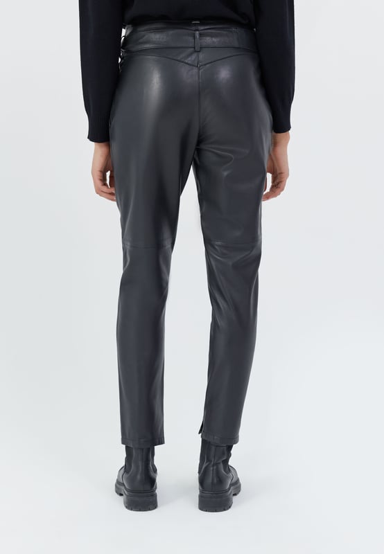 These high-waisted lambskin trousers feature a removable waistband, two side Italian pockets, cut-outs at the knees and slits at the bottom of the leg. Straight leg cut 7/8. Button and zip fastening.