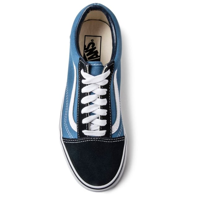 Seien Sie das coolste Kind auf dem Block mit dem Marineblau Old Skool Trainer von ikonischen Marke Vans. Hergestellt aus einem Canvas-Obermaterial und saß auf einer kontrastierenden Plattform Gummilaufsohle. Diese trendigen Kicks verfügen über das Vans-Logo und klassische weiße Linie Detail.