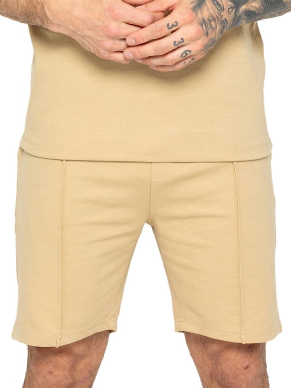 Het Enzo Milano poloshirt trainingspak is gemaakt van hoogwaardige stof, met een rechte zoom en een open kraag voor een verfijnde uitstraling. Gecombineerd met de veelzijdige Enzo heren stretch shorts biedt de set comfort en gemak met twee zijzakken, twee achterzakken met een paspel, een elastische tailleband met verstelbaar trekkoord en een detail van een voorkant naad.
