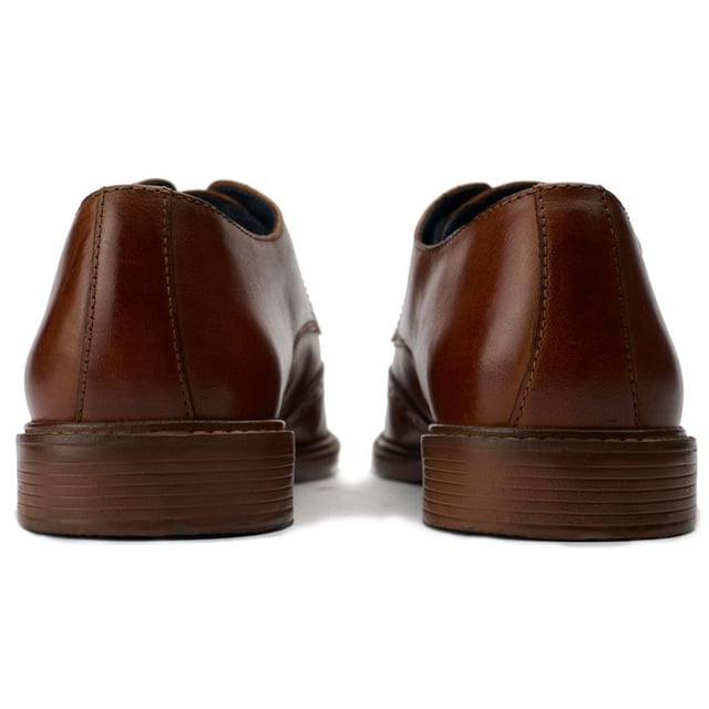 Ben Sherman Andy Zapatos Salga con estilo con los exclusivos zapatos brogue Andy de Ben Sherman. Con una elegante parte superior de cuero negro y elegantes detalles brogue, estos elegantes zapatos seguramente causarán una buena impresión en la oficina, en el trabajo y en las salidas nocturnas. La plantilla cómoda y la elegante suela exterior garantizan comodidad durante todo el día. Póngase los zapatos Andy de Ben Sherman y deje una impresión refinada dondequiera que vaya.