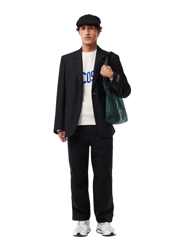 Entdecken Sie den zeitlosen Stil und den Komfort des Lacoste Herren Sweatshirts. Mit einem klassischen Rundhalsausschnitt, Rippbündchen und einem elastischen Bund bietet dieses Sweatshirt einen perfekten Sitz. Die markante Krokodil-Applikation auf der Brust verleiht einen Hauch von Raffinesse, während das unifarbene Design vielseitig kombinierbar ist. Der Classic Fit sorgt für eine bequeme Passform, die den ganzen Tag lang hervorragenden Tragekomfort bietet.