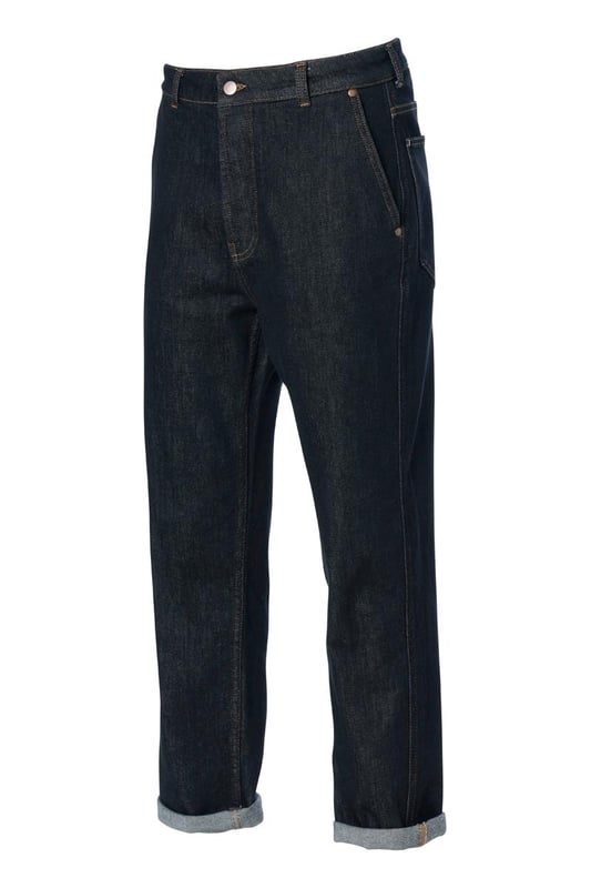 De mom-fit jeans van Caroline Tensen zijn perfect voor dit seizoen. Deze comfortabele zwarte jeans heeft een rechte pasvorm, een hoge taille en enkellange broekspijpen, en biedt dankzij de fijne stretch een uitstekende pasvorm. De stevige stretchdenim sluit mooi aan en accentueert je vrouwelijke silhouet. De jeans is afgewerkt met bruine stiksels en heeft een stoere uitstraling door de omgeslagen broekspijpen. Voor extra functionaliteit zijn er schuine steekzakken aan de voorkant en opgestikte zakken aan de achterkant. Voor een complete look kun je de jeans combineren met de bijpassende zwarte Rana denim blouse voor een unieke jumpsuit-look..!