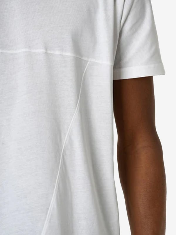 Producida en Italia, esta camiseta es un verdadero símbolo de calidad y estilo, fusionando la artesanía tradicional con un diseño moderno, garantizando no solo comodidad, sino también elegancia.

El color uniforme de esta camiseta hace que sea extremadamente universal y fácil de combinar con diferentes elementos del vestuario, ideal para cualquier ocasión, desde salidas casuales hasta reuniones más formales.

La camiseta con costuras añade un toque sutil pero refinado, que la distingue de otras, enfatizando la atención al detalle y la alta calidad de fabricación.

El diseño más largo no solo proporciona comodidad adicional, sino también una apariencia moderna, que se combina perfectamente tanto con jeans como con pantalones elegantes, otorgando a la silueta un carácter moderno y estiloso.