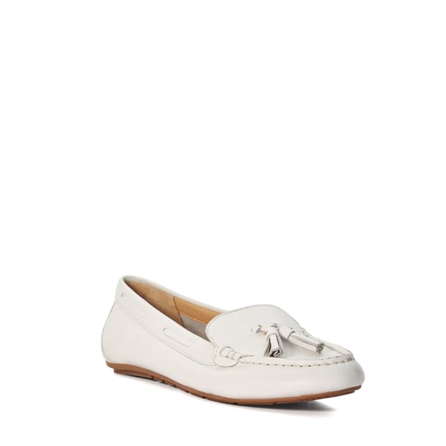 The timeless tassel trims give these leather moccasins a classic look. Perfect for pairing with your day-to-day work wear attire.