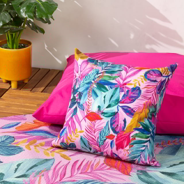 This colourful masterpiece is a tropical delight with vibrant corals and greens. This fully reversible cushion will instantly freshen up your outdoor space.