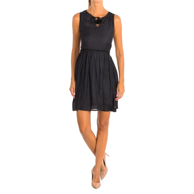 Short dress Le temps des Cerises.
 Color Black
 A casual and sophisticated choice for any special occasion.
 V neck.
 Main zipper closure on the side.
 Soft fabric that adapts perfectly to the silhouette.
 Lined interior.
 Seams seen in tone.

 Composition: 100% Polyester; Lining: 100% Polyester.

 -Machine wash at a maximum temperature of 30º.
 -Do not use a dryer.
 -Do not use bleach.
 -Iron temperature max. 110º.
 -Do not dry clean.
 Composition: 100% polyester; Lining: 100% Polyester.
 Care:
-Machine wash at a maximum temperature of 30º.
 -Do not use a dryer.
 -Does not use bleach.
 -Iron maximum temperature 110º.
 -Do not dry clean.