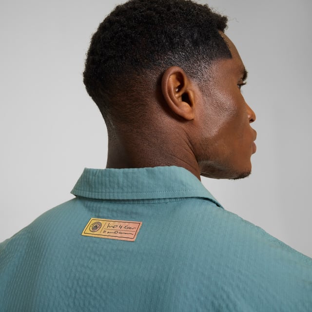 PRODUCT STORY: Marking 30 years of Definitely Maybe, its Definitely City. Co-designed by Noel Gallagher, a lifelong Man City fan, this relaxed fit overshirt pays homage to an album that defined an era. FEATURES & BENEFITS: Made with at least 20% recycled cotton. DETAILS: Relaxed fit; 165gsm, seersucker; Collar; Button placket; Long sleeves; Official team branding details. Our model is 186 cm tall and is wearing size M UK.