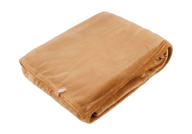 Darauf haben viele von Ihnen gewartet! Der phänomenale Erfolg der Heat Holders Socken hat zu mehreren zusätzlichen Produkten geführt, wie Mützen und Handschuhen (und dem neuen Snugover Fleece-Pullover!) und nun auch zu Wärmedecken mit all der Wärme und dem Komfort, der von der Heat Holders Technologie bekannt ist. Unsere neue Wärmedecke Heat Holders Thermal Blanket besteht aus einem luxuriös weichen, pelzähnlichen Fleece, das wir Heatweaver nennen und das vor allem mit dem Ziel entwickelt wurde, die Wärme effizient zu speichern. Deshalb hat es eine offizielle TOG-Einstufung von 1,7 - es fühlt sich also messbar wärmer an. Die Heat Holders Thermal Blanket ist 180 x 200 cm groß, so dass Sie sich an gemütlichen Lounge-Tagen einpacken und entspannen können! Sie ist unglaublich weich und sehr pflegeleicht, da sie vollständig in der Maschine gewaschen werden kann. Wenn die Heizkosten steigen, müssen Sie nicht frieren - holen Sie sich eine Heat Holders Thermal Blanket! Diese Decke ist vielseitig einsetzbar und passt in jeden Raum des Hauses. Sie ist auch ein perfektes Geschenk für Weihnachten oder andere Anlässe, da sie in einer Schachtel verpackt ist, um das Einpacken zu erleichtern! In der Schachtel ist außerdem ein Band um die Decke gewickelt, um sie noch besser präsentieren zu können. Erhältlich in 16 leuchtenden und klassischen Farben, so dass Sie mit Sicherheit eine finden, die zu Ihrem Zimmer passt, oder eine, die Ihnen gefällt!