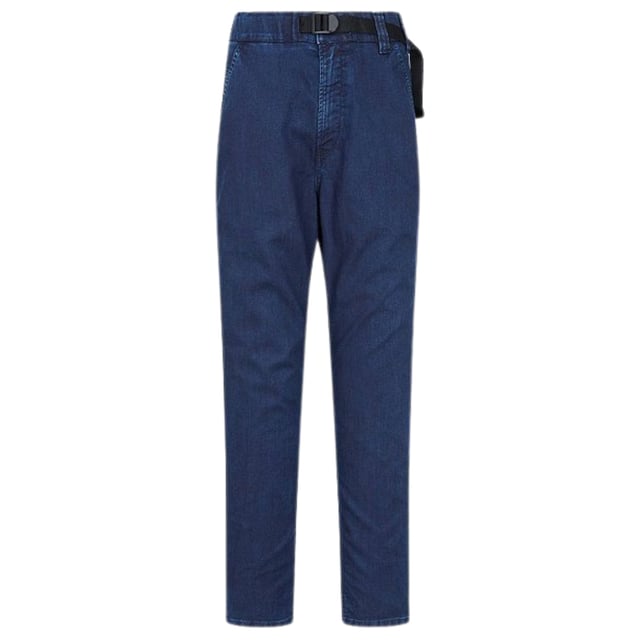 Diesel D-Krooley 069ZJ Blå Jogg Jeans. Dessa Jogg Jeans är tillverkade med Diesels signaturdesign D-Krooley och är ett mångsidigt och elegant tillskott till din garderob. Njut av den perfekta balansen mellan komfort och stil med dessa jeans, perfekta för alla avslappnade eller halvformella tillfällen. Uppgradera din denimstil med Diesel. Gylf med dragkedja, bältesdesign integrerad i jeansen. 45% bomull, 52% lyocell, 3% elastan. Regular Slim Fit, avsmalnande ben, mörkblå jeans, Diesel-märke på bakfickan. Stilkod: D-Krooley 069ZJ