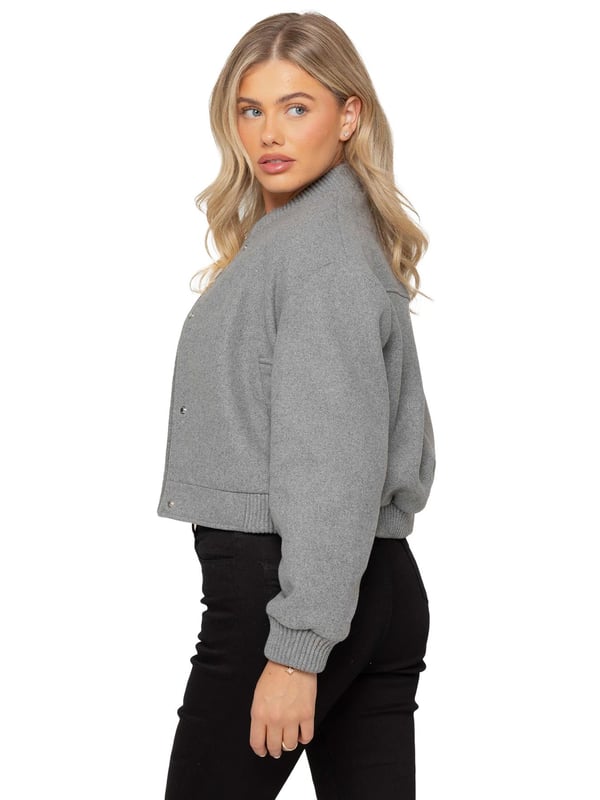 The Women's Wool Bomber Jacket features a stylish ribbed collar and cuffs, complemented by a classic button-up design. Crafted from premium soft fabric, it offers a comfortable and relaxed fit. With two functional side pockets and a cropped silhouette, this jacket blends both style and comfort effortlessly. Made from a high-quality blend of 96% polyester and 4% elastane, it's machine washable for easy care