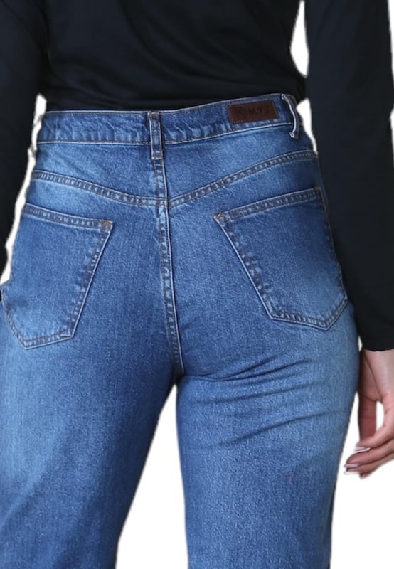 MYT dames wijde pijpen High Waisted jeans zijn gemaakt van hoogwaardige denimstof.- -. Hij zit hoog en nauwsluitend op de taille met een dramatisch A-lijn beensilhouet dat naadloos aansluit op je heupen.- -. De five-pocket styling en knoop- en ritssluiting zorgen voor een klassieke touch. Een merklabel op de achterkant zorgt voor een kenmerkende afwerking. De stof is gemengd met 2% elasthaan wat lichte bewegingsvrijheid en comfort geeft.- -. Het klassieke wide leg straight fit ontwerp van deze jeans voor dames maakt hem ongelooflijk veelzijdig.- -. Combineer ze met je favoriete blouse of een casual T-shirt.