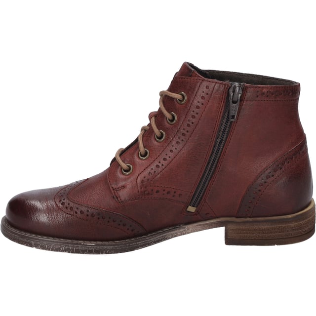 Entdecke die Eleganz und den unvergleichlichen Tragekomfort mit Sienna 75 von JOSEF SEIBEL. Diese Stiefelette für Damen, präsentiert in einem tiefen Bordeaux, bringt Farbe in deine Herbstgarderobe und lässt sich ideal mit deiner Casualmode kombinieren. Hergestellt aus feinem Ziegenleder in Nappa-Qualität, verspricht Sienna 75 nicht nur eine hochwertige Optik, sondern auch Langlebigkeit und eine perfekte Passform. Das Innenleben aus Mikrofaser und eine austauschbare Innensohle aus Leder garantieren ein angenehmes Fußklima und personalisierbare Bequemlichkeit. Ob bei einem Spaziergang durch den Park oder einem entspannten Stadtbummel, die beige TR-Sohle bietet optimale Rutschfestigkeit und ist dabei erstaunlich leicht. Der Blockabsatz mit einer Höhe von 3 cm unterstreicht die modische Note, ohne den Tragekomfort zu beeinträchtigen. Dank der Schnürung lässt sich der Schuh individuell anpassen, wodurch ein optimaler Sitz gewährleistet wird. Die Verbindung von Tradition und Innovation zeigt sich in der Fertigungsart AGO, welche die Langlebigkeit und Formbeständigkeit des Schuhs sichert. JOSEF SEIBEL steht für modernen Komfort und eine Fertigung, die weit über das Gewöhnliche hinausgeht. Sienna 75 ist somit mehr als nur ein Schuh – es ist eine Investition in Qualität und Nachhaltigkeit, weit entfernt von der schnelllebigen Fast Fashion. Erlebe, wie dieser Schuh dich bei jeder Gelegenheit stilsicher begleitet und deinem Outfit einen einzigartigen Charakter verleiht.