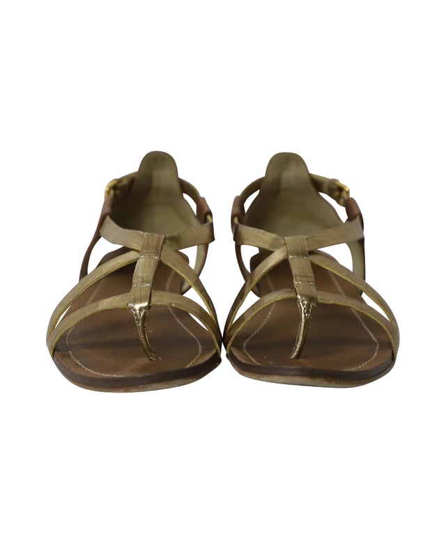 VINTAGE, UVP WIE NEU  
Das goldene Riemen-Detail kennzeichnet diese Gladiatorensandalen von Miu Miu. Hergestellt aus Leder, können diese Gladiatorensandalen dich überall hin begleiten und lassen sich perfekt mit deinen Lieblingsjeans kombinieren. Stylen Sie diese Sandalen mit einer Jeans und einem T-Shirt und sehen Sie dennoch entspannt schick aus.  

Miu Miu Gladiator Flache Sandalen aus goldfarbenem Leder  
Zustand: Gut, kommt mit Schuhkarton  
Abnutzungserscheinungen: Starke Abnutzung an der Sohle und Falten im Leder  
Material: Leder  
Größe: 38/US8  
SKU: 159856  