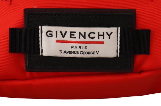 A estrenar con etiquetas y bolsa guardapolvo.
  Color: Rojo/Negro.
  Material: Poliamida 92% Acrilico 8%.
  Cierre de cremallera.
  1 compartimento principal.
  1 bolsillo con cremallera.
  Herrajes plateados y placa con el logotipo.
  Longitud de la correa a.