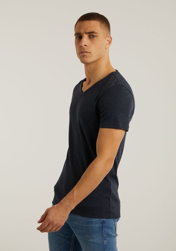 Passform & Material Das Cave-B ist ein regulär geschnittenes T-Shirt mit V-Ausschnitt aus 100 % Bio-Baumwolle, die das T-Shirt robust und weich macht. Details Dieses T-Shirt ist mit einem elastischen Band am V-Ausschnitt und den charakteristischen CHASIN'-Details versehen. Für eine engere Passform wählst du das Base-B, für einen Rundhalsausschnitt das Brace-B und für eine bequeme, lockere Passform das Expand-B. Technische Daten Normale Passform Basic-T-Shirt V-Ausschnitt Weiches Tragegefühl CHASIN'-Details Das Model trägt Größe L und ist 1,89 m groß.