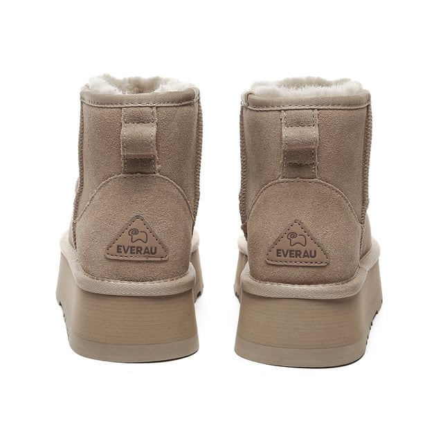 Wenn Sie nach zusätzlicher Höhe und Unterstützung suchen, sind die Dusky Stiefel ideal. Sie lassen sich mühelos mit einem passenden Trainingsanzug kombinieren, was sie großartig für das gemütliche Loungen drinnen oder schnelle Ausflüge macht. Sie kombinieren Komfort und Stil tadellos und sind wesentlich für die kühleren Jahreszeiten. Produktnummer: EAU3016 Beschreibung: Obermaterial aus Kuhwildleder - Futter aus Schafswolle - EVA-Sohle