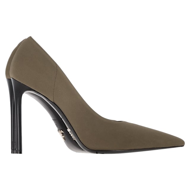 Prada Logo-Plakette Pumps mit spitzer Zehenpartie aus olivfarbenem Wildleder VINTAGE, UVP WIE NEU
Erhöhen Sie Ihre Schuhkollektion mit den Prada Logo-Plakette Pumps mit spitzem Zeh aus sattem Olivsuede. Die scharfe, spitze Zehenform schafft eine schlanke und schmeichelhafte Silhouette, während das weiche Suede eine luxuriöse Textur bietet, die schlichte Eleganz ausstrahlt. Eine markentypische Prada-Logo-Plakette am Absatz verleiht einen Hauch modernen Brandings und sorgt dafür, dass diese Pumps ein Statement setzen, ohne die Subtilität einzubüßen. Perfekt sowohl für berufliche Anlässe als auch für Abendveranstaltungen, lässt sich der vielseitige Olivton mühelos mit einer Vielzahl von Outfits kombinieren. Mit einer Kombination aus zeitlosem Design und zeitgenössischer Raffinesse sind diese Prada Pumps die ideale Wahl für die anspruchsvolle Modebewusste.
Prada Logo-Plakette Pumps mit spitzem Zeh aus Olivsuede
Zustand: Sehr gut
Gebrauchsspuren: Einschließlich Box, kleinere Markierungen, leicht gebraucht, aber sehr gut gepflegt. Kleine Markierung an den Sohlen & Faltenbildung, leichte Abnutzung an den Sohlen und Absätzen.
Verpackung: Box
Farbe: Olivgrün
Material: Suede
Größe: IT35/UK2/US5/FR36
Maße: Absatzhöhe: 100; Innenlängen: 280
SKU: NAPPUGBSH410397W