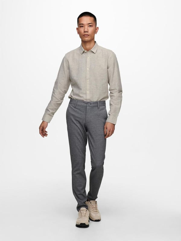 Caiden Langarmhemd
Hier ist ein schönes Hemd von Only & Sons. Es ist aus schönem Material gefertigt und hat ein tolles Design, das es für das ganze Jahr und für verschiedene Anlässe geeignet macht.
Sie sehen das Caiden Long Sleeve Shirt in Grau, einer neutralen Farbe, die perfekt für den Alltag ist.

 Welche Größen sind für das Caiden Long Sleeve Shirt erhältlich?
Das Caiden Long Sleeve Shirt ist in den Größen S, M, L, XL und 2XL erhältlich, die für Männer geeignet sind.

 Über Only & Sons
TeeShoppen bietet eine große Auswahl an Kleidung von Only & Sons. Only & Sons bietet hochwertige Produkte aus bequemen Materialien, die den ganzen Tag getragen werden können.