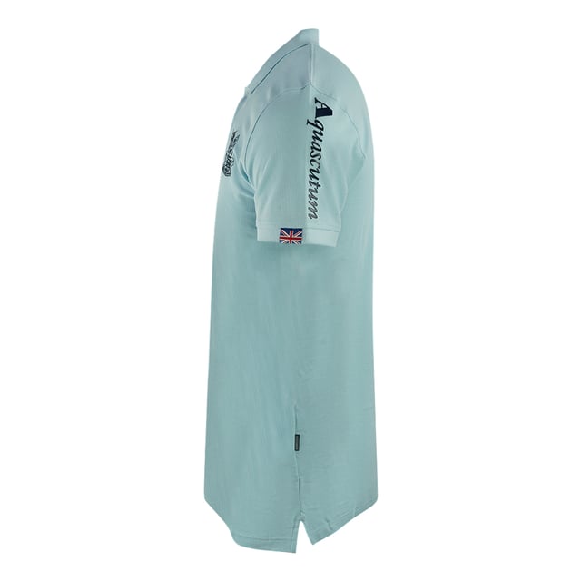 Aquascutum Polotröja med märkesärm i ljusblå. Upplev Aquascutums sofistikerade varumärke med denna klassiska blå pikétröja, med en subtilt broderad varumärkeslogotyp. Känn kvalitetshantverket i detta tidlösa plagg, som erbjuder stil och komfort för alla tillfällen. Lägg till lite elegans i din garderob idag! Broderat märke på vänster bröst, Aquascutum London Classic Blue Polo Shirt. 100% bomull, Vanlig passform, Passar perfekt i storlek, Knappstängning, Union Jack Logo. Rutig detalj under knappstängningen, kortärmad, krage i halsen. Stilkod: P00423 78