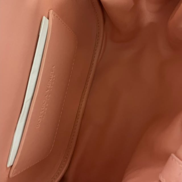 VINTAGE, RRP AS NEW
Elevate your accessory game with the Bottega Veneta Small Beak Crossbody Bag in Pink Leather. Crafted from luxurious pink leather, this crossbody bag exudes elegance and sophistication.

The bag features a single shoulder strap for easy and comfortable wear. The interior is lined with leather and includes card slots, allowing you to keep your essentials organized while on the go.

The fold-in flap closure at the front adds a touch of security while maintaining a sleek and minimalist design. Additionally, this bag comes with a dust bag for convenient storage and protection.

Embrace the impeccable craftsmanship and timeless style of Bottega Veneta with this stunning crossbody bag, perfect for adding a pop of color and sophistication to any ensemble.

with Dust bag

Bottega Veneta Small Beak Crossbody Bag in Pink Leather
Condition: Excellent
Signs of wear: No retail tag, No visible sign of wear., 
Packaging: Dust bag
Color: Pink | rose
Material: Leather | leather
Size: One Size
Measurements: Width: 80; Height: 180; Length: 200
SKU: NAPPUGBBA378573W