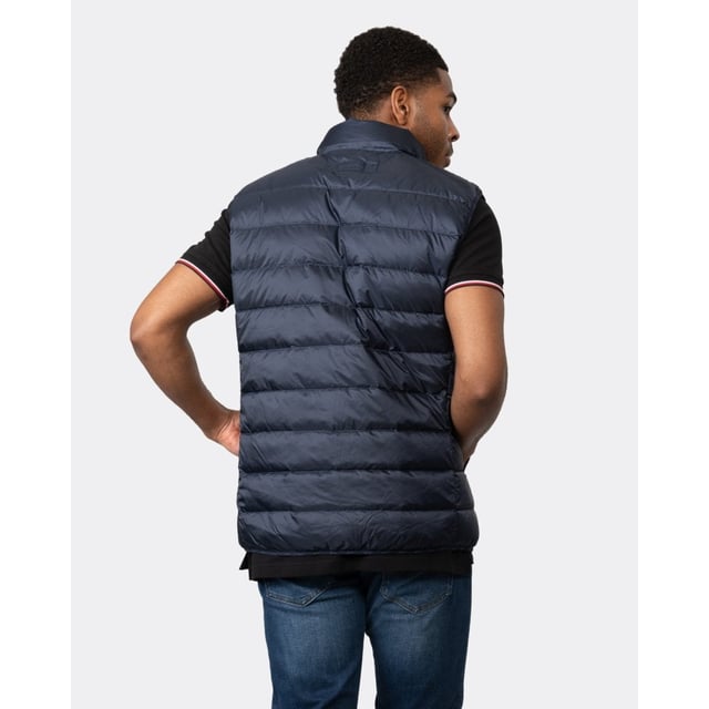 Crafted in a lightweight recycled polyester with a water-repellent finish, this Light Down Vest adds a perfect layer of warmth when the temperatures suddenly drop. With a length that falls slightly above the hips, interior zip and patch pockets and its straight channel quilting, this vest is a must-have for cooler mornings or evenings out after sundown.
Regular fit  Printed logo at chest  Water-repellent  Fully lined
Shell - Recycled Polyester 100%, Lining - Recycled Polyester 100%, Padding - Down 90%, Feathers 10%
7006299